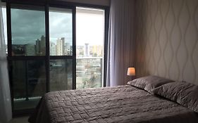 Estudio moderno com linda vista para a Serra